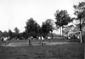alter Sportplatz Spielszene um 1965
